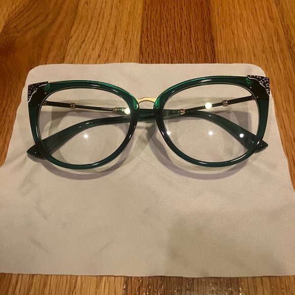 Disney Encanto Mirabel dress + green rim glasses - Picture 3 of 3